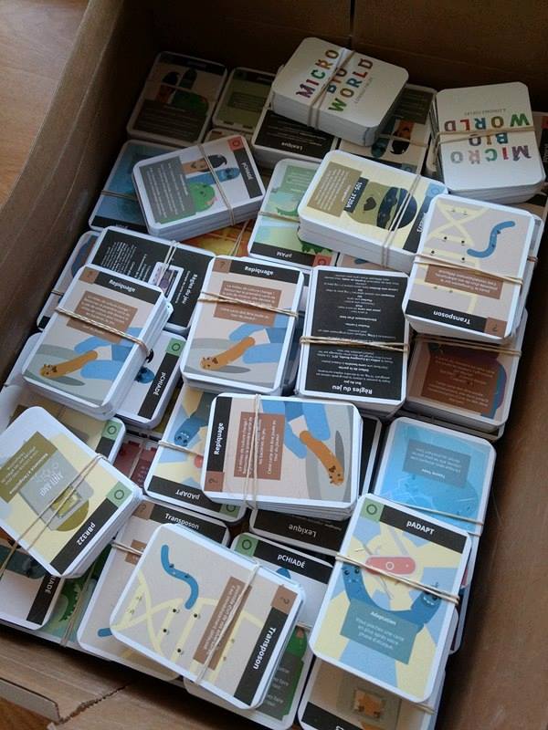 Paquets de cartes dans boite en carton